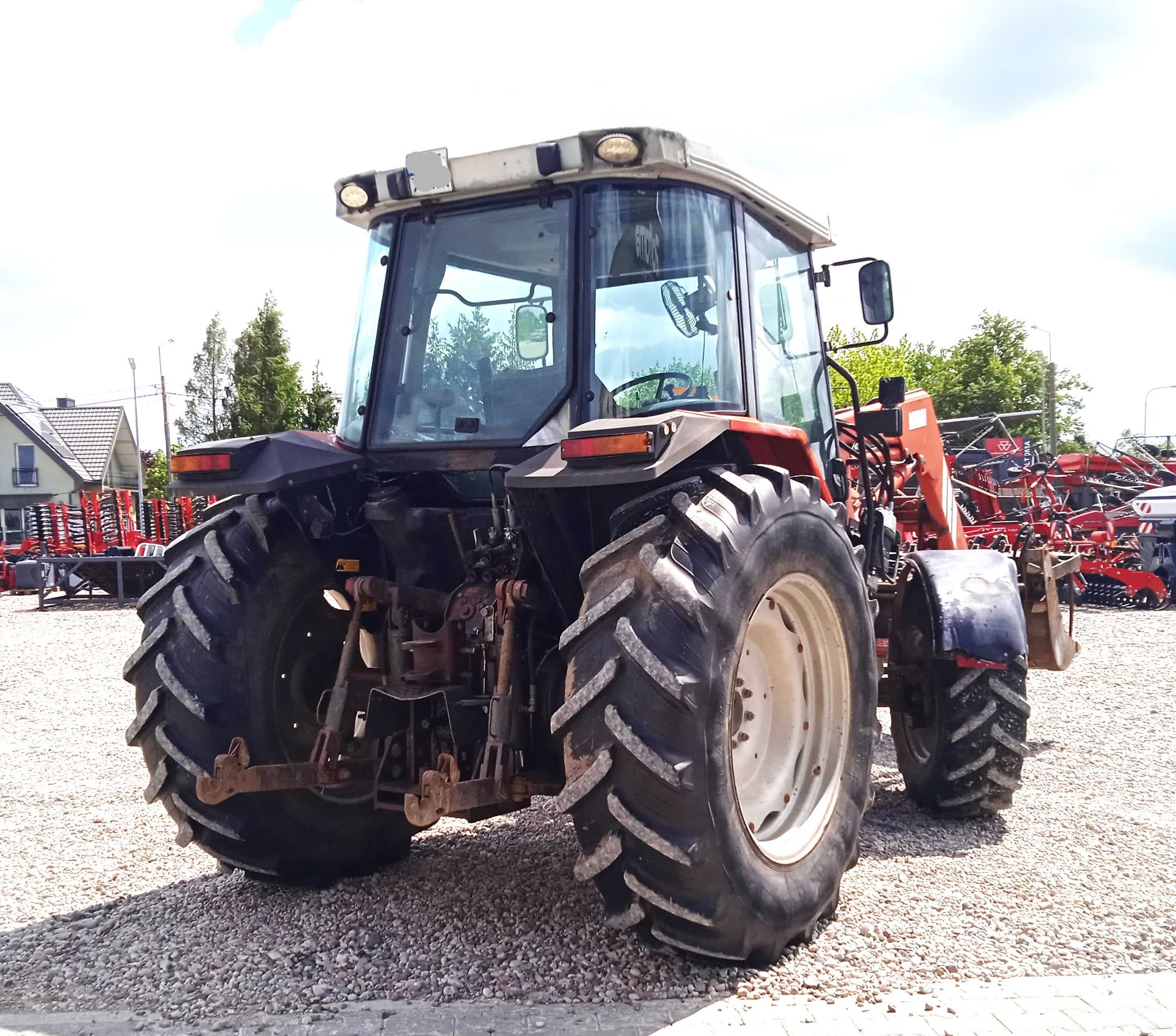 Massey Ferguson 6140  z ładowaczem czołowym. Mailleux,