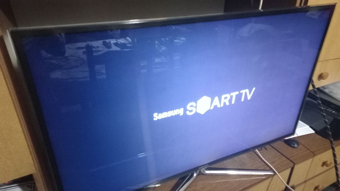 Telewizor LED-owy 46 cali model UE 46D6750WS  z pilotem . Smart i WiFi