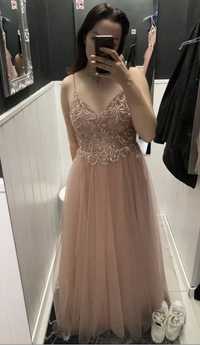 jasnoróżowa tiulowa sukienka