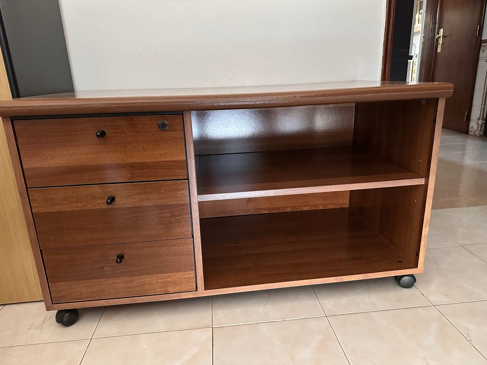 Mesa de madeira em excelente estado