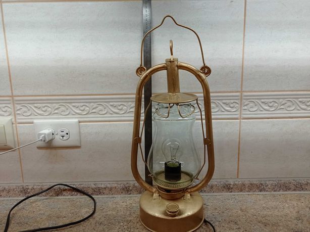 Електро світильник перероблений із старовинної гасової лампи .