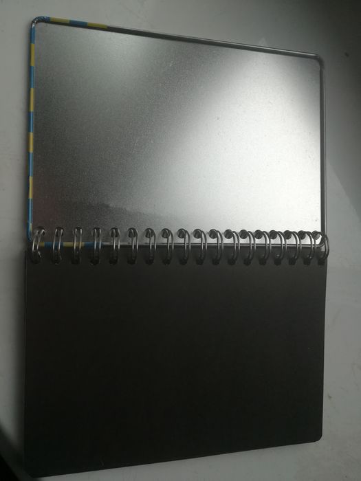 Блокнот с чёрными листами (скетчбук).