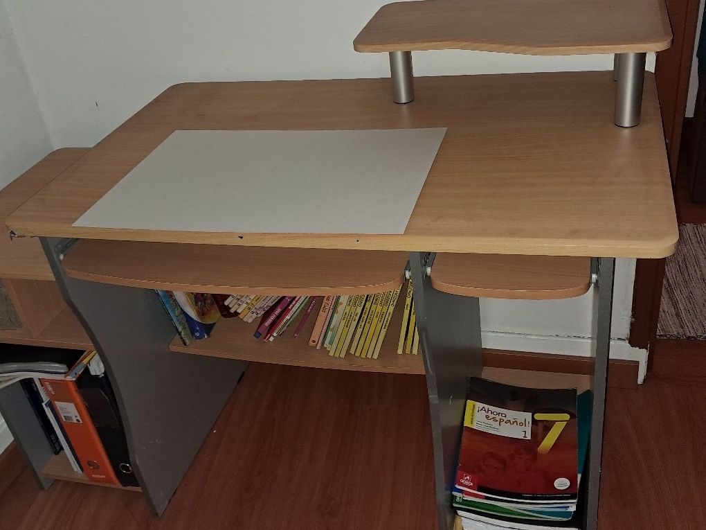 Secretaria com prateleiras