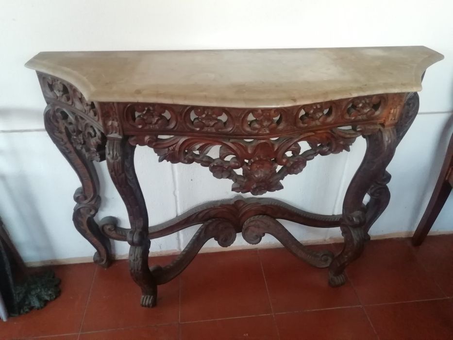 Credência antiga com espelho