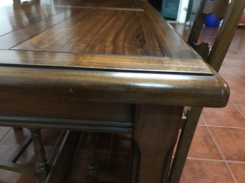 Mesa e cadeiras nogueira