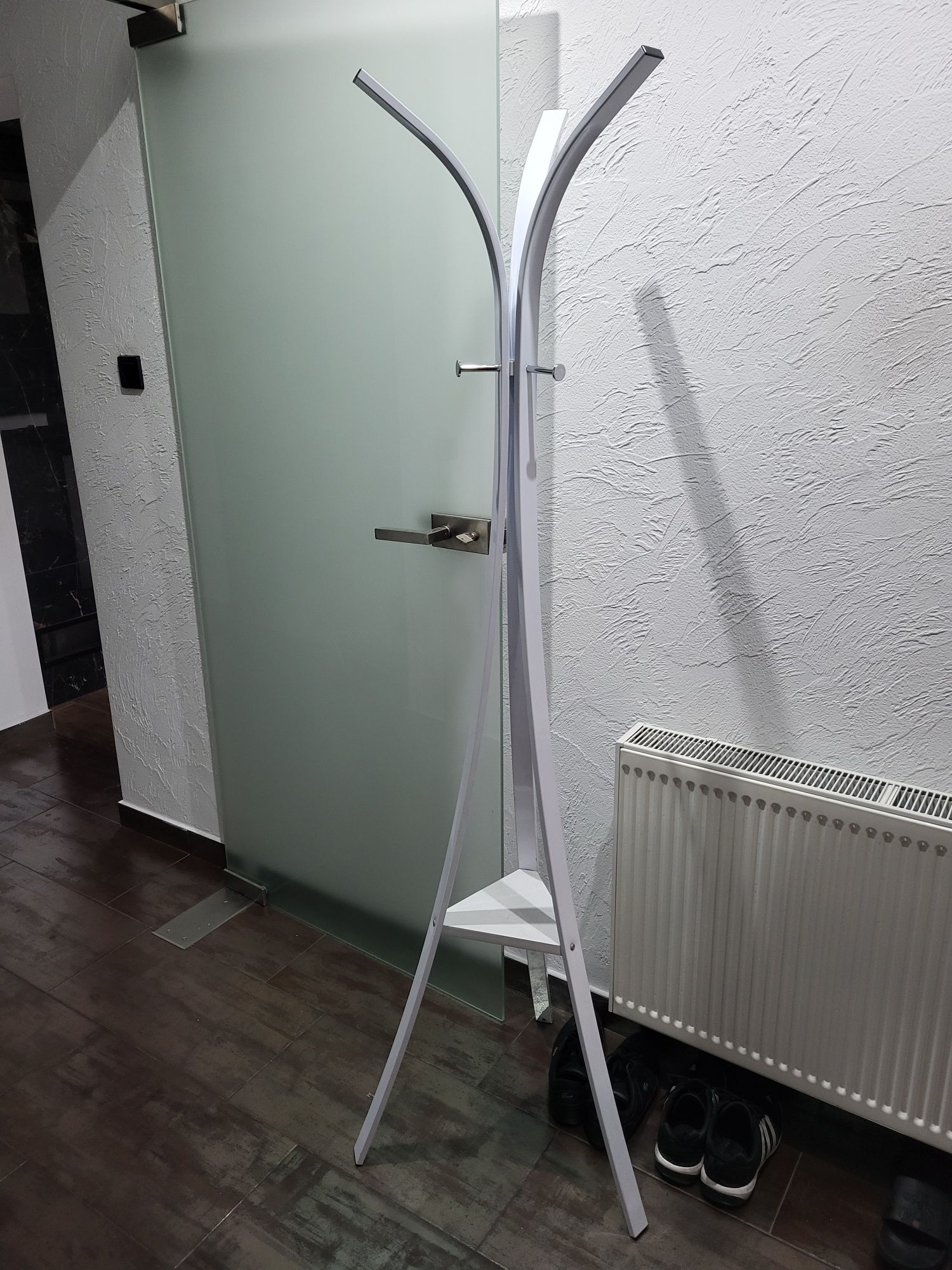 Wieszak stojący na ubrania biały