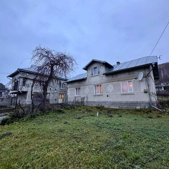 Продаж 2-х будинків за ціною одного в с.Нижнів ,Івано-Франківська обл.