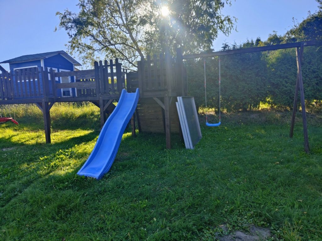 Duży plac zabaw domek