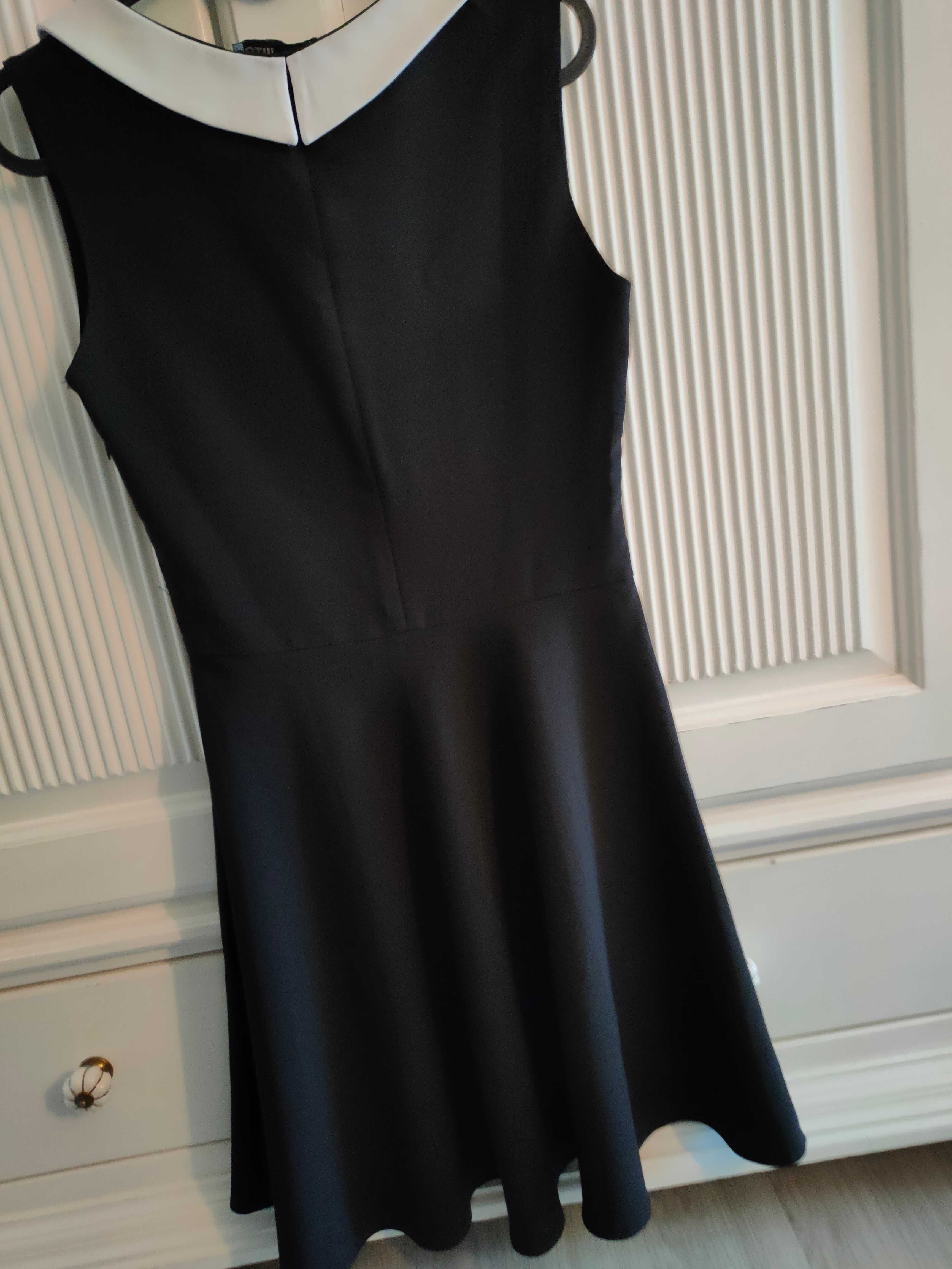 Czarna sukienka rozkloszowana z kołnierzykiem szkolna / vintage