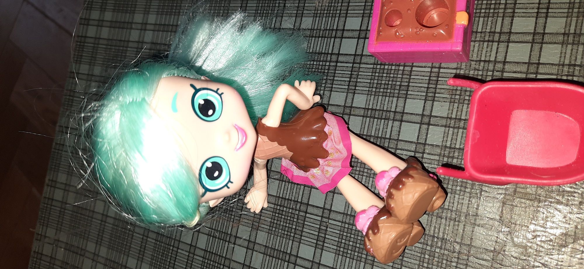 Duzy zestaw Shopkins Moose, laleczka plus 33 figurki, skrzynka, taczka