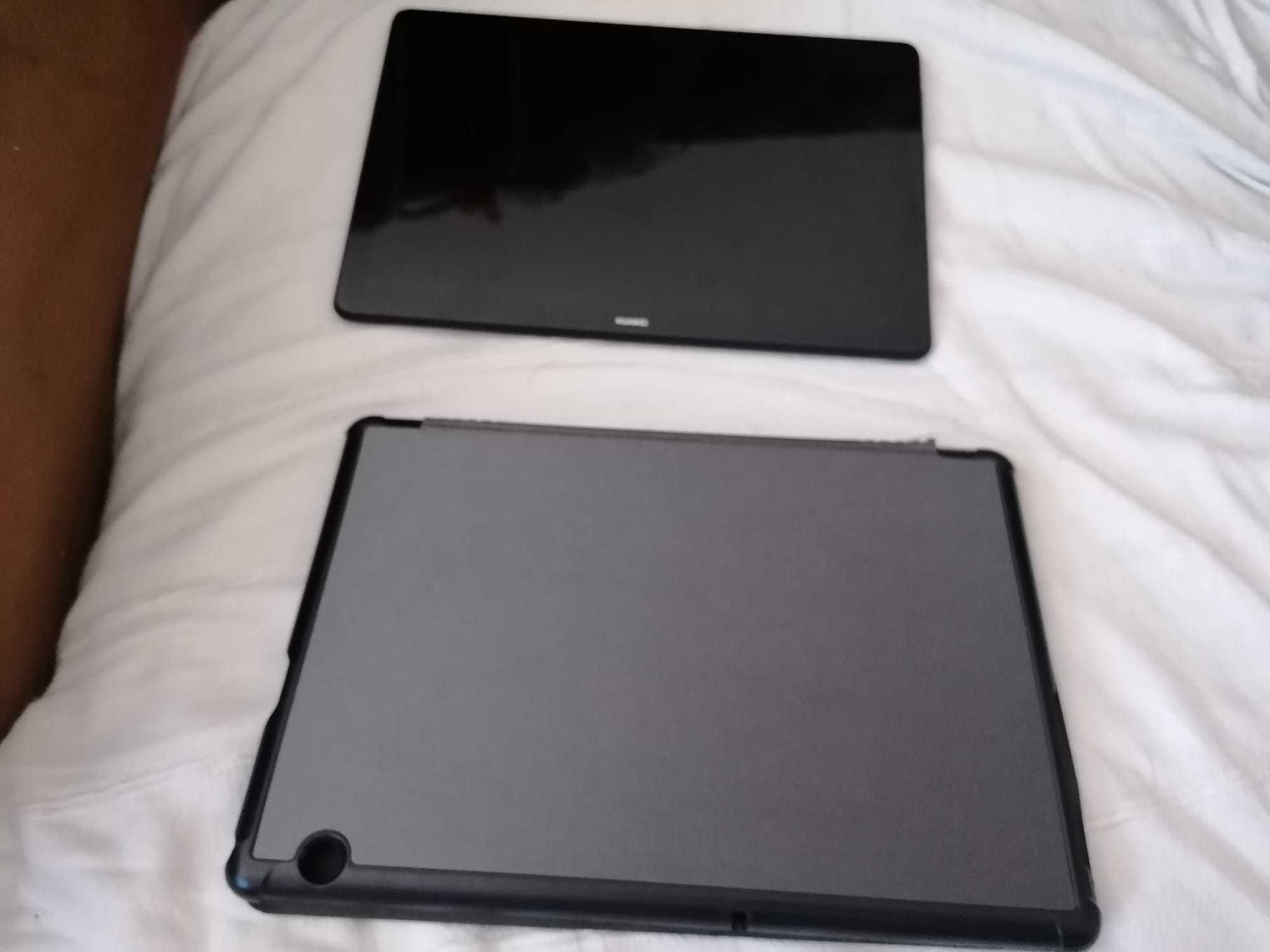 Tablet Huawei com 1 ano pouco usado com capa e carregador original