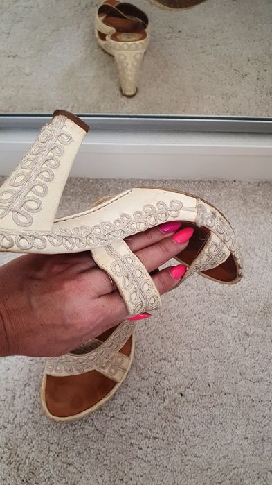 Klapki obcas skóra naturalna haft śmietanka rozm 39