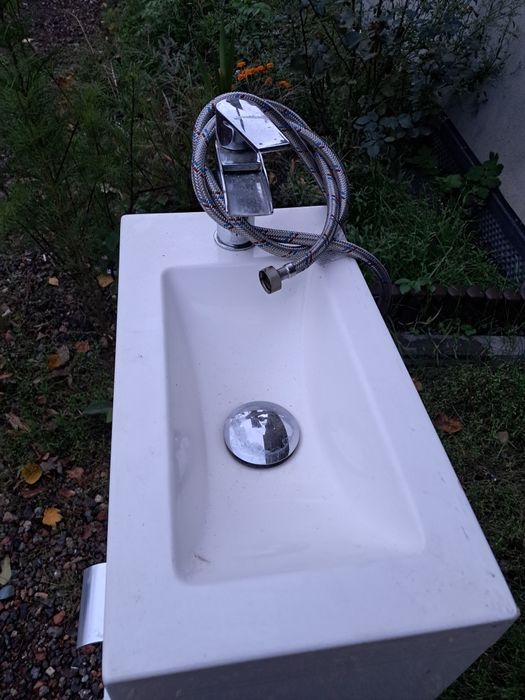 Szafka z umywalkę i bateria.