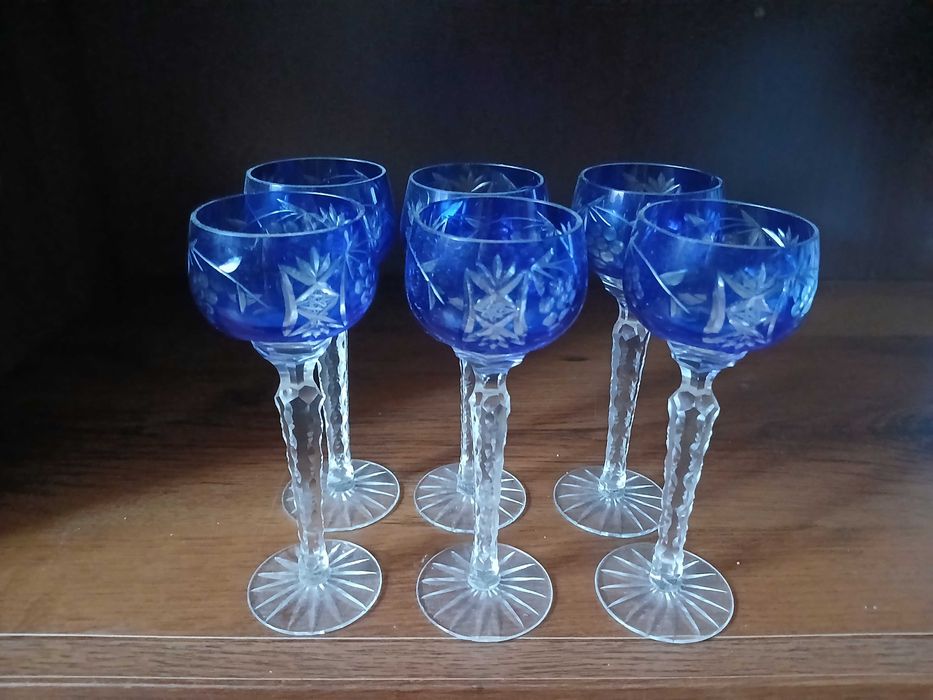 Zestaw starych kobaltowych kieliszków szlifowanych