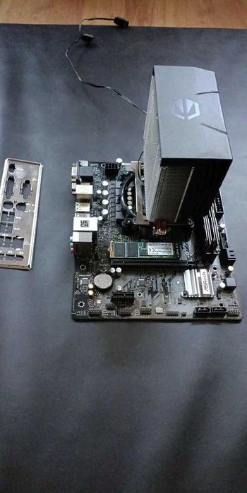 zestaw i3 10100f pamiec 16 giga dysk256 plyta asrock