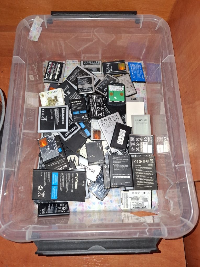 Stare baterie do telefonów złom