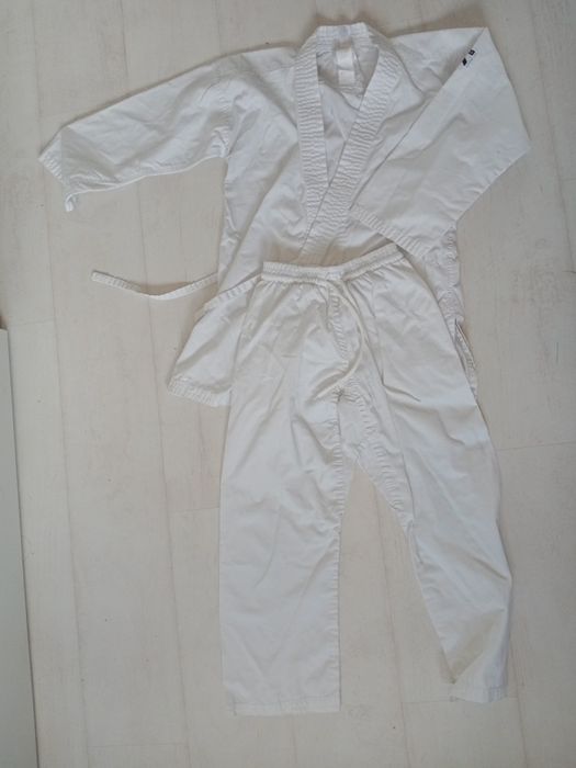 Kimono na karate Decathlon rozmiar 140 + pas