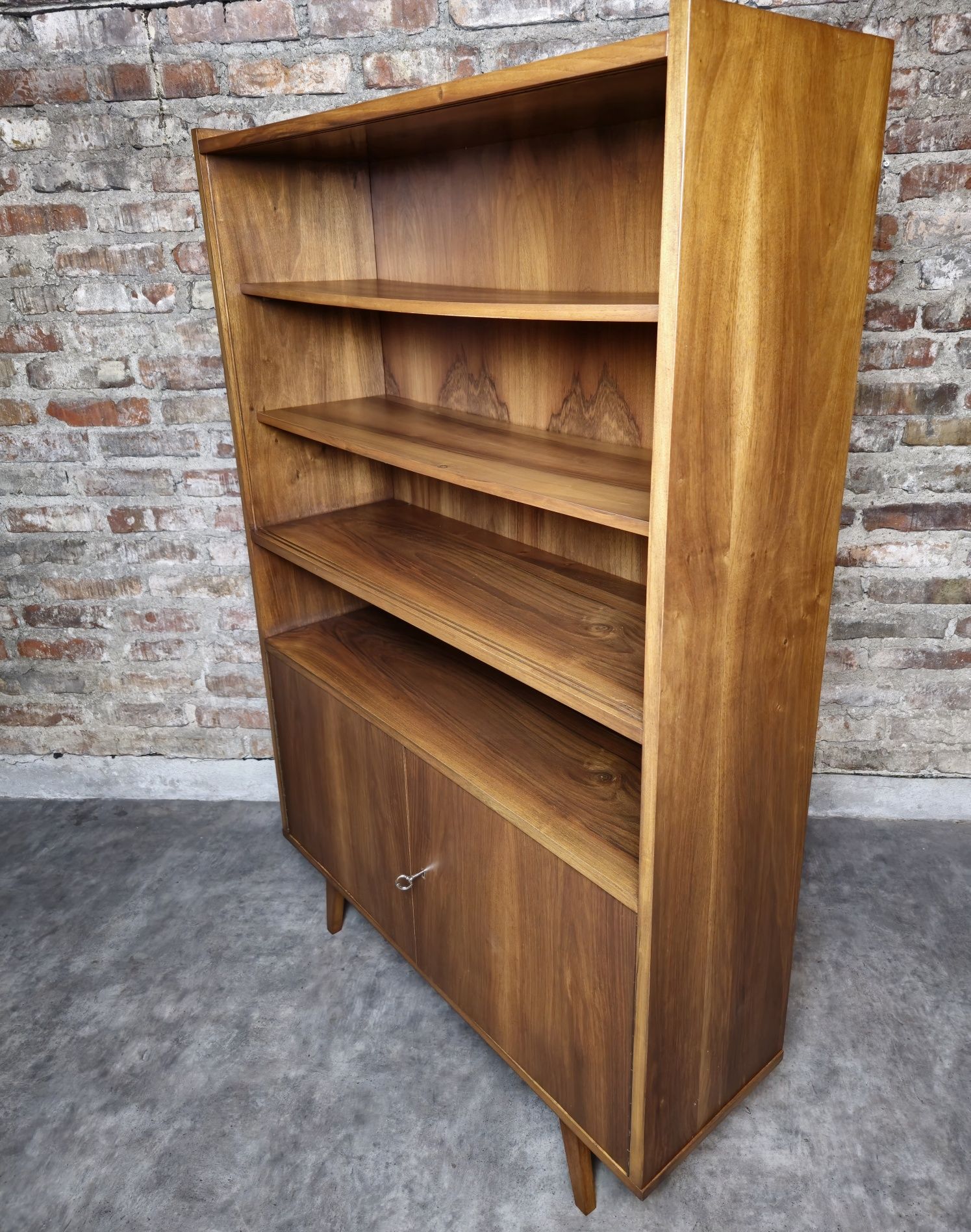 Biblioteczka vintage prl po całkowitej renowacji