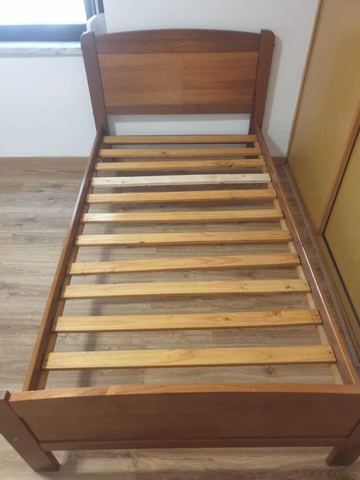 Cama solteiro em madeira, colchão impecável, excelente estado.