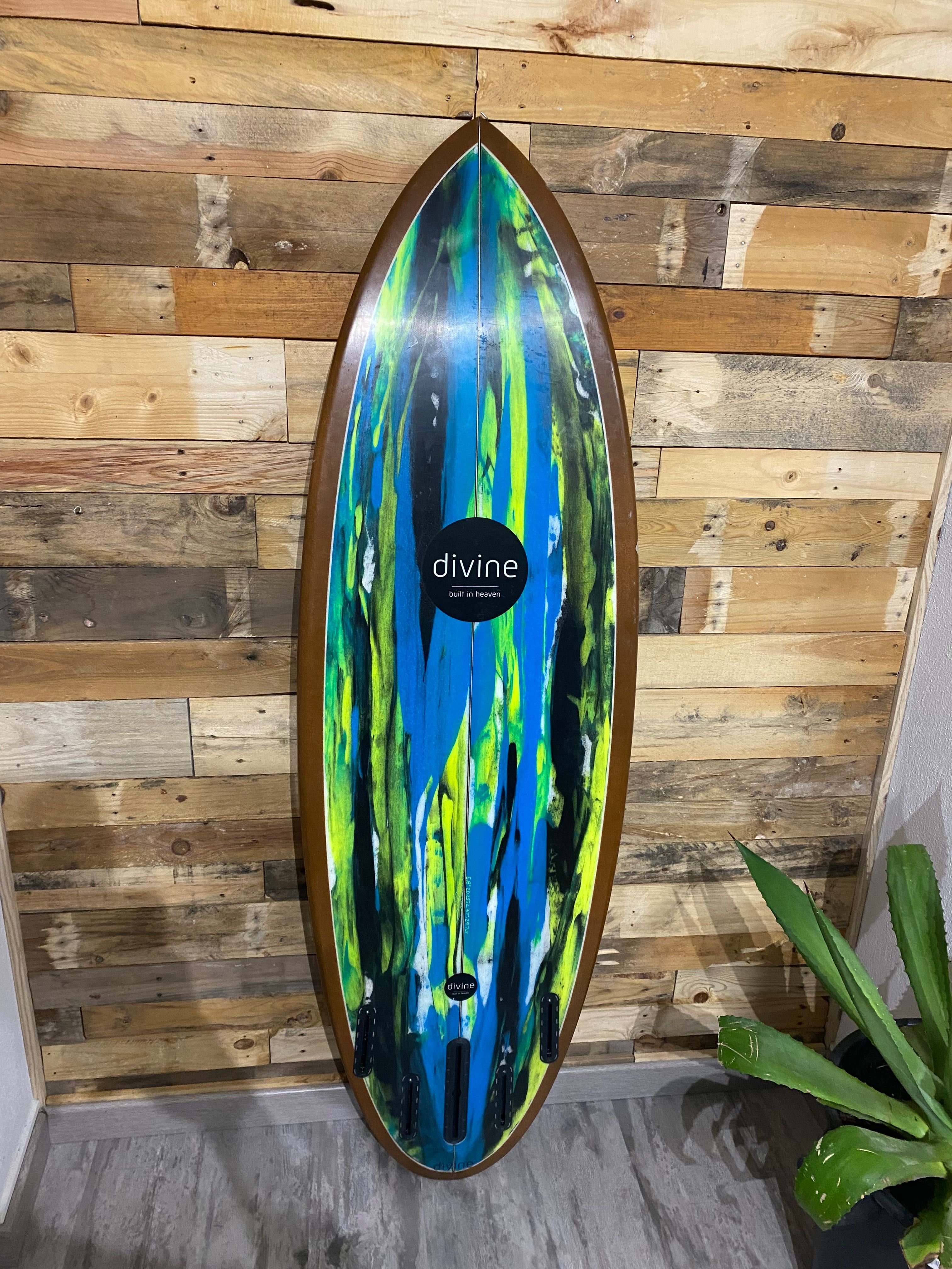 Surfboard almost new - around 375€ - single fin or quad - Divine