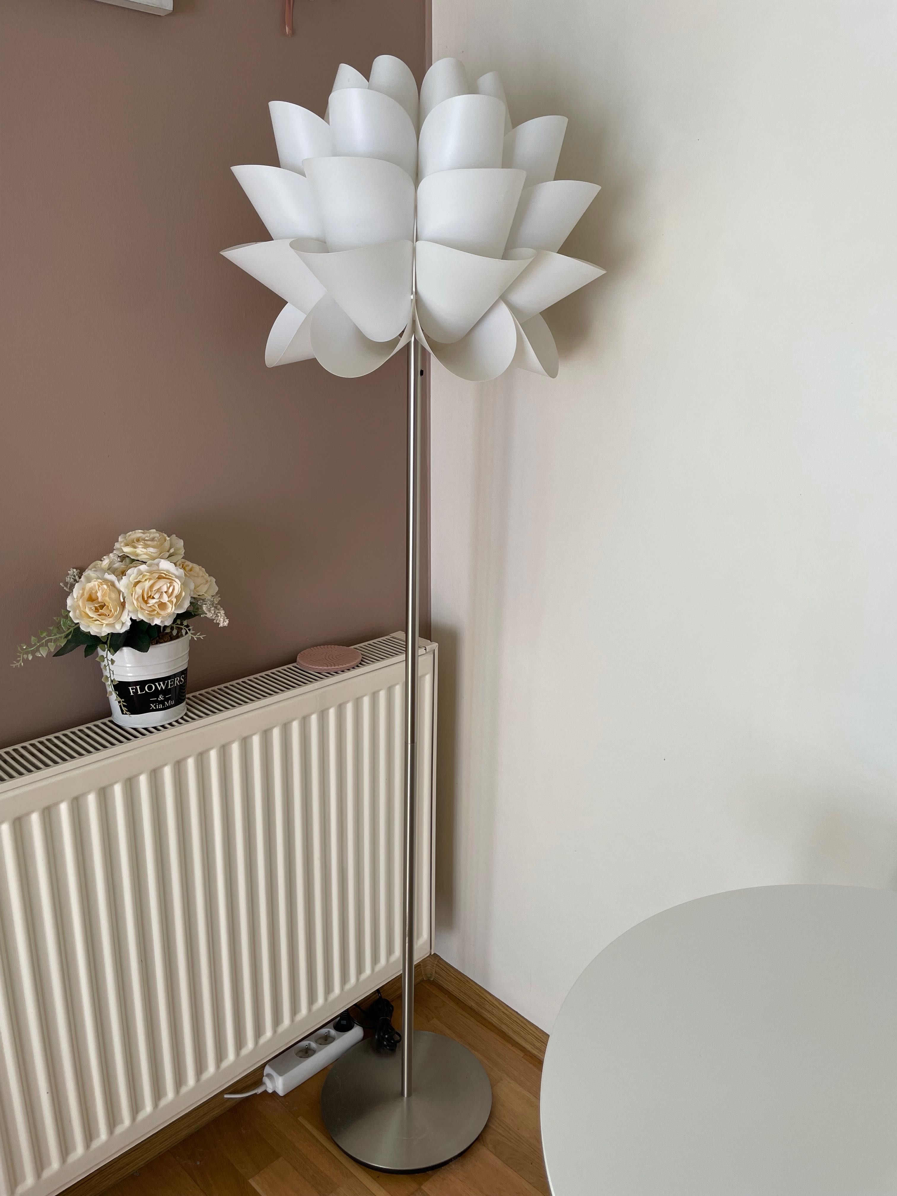 Lampa stojąca biała