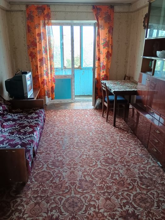 Дві кімнати у трикімнатній без власника