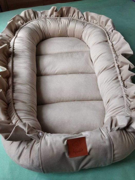 Kokon Niemowlęcy Velvet z Falbanką – Komfort i Elegancja *OKAZJA*