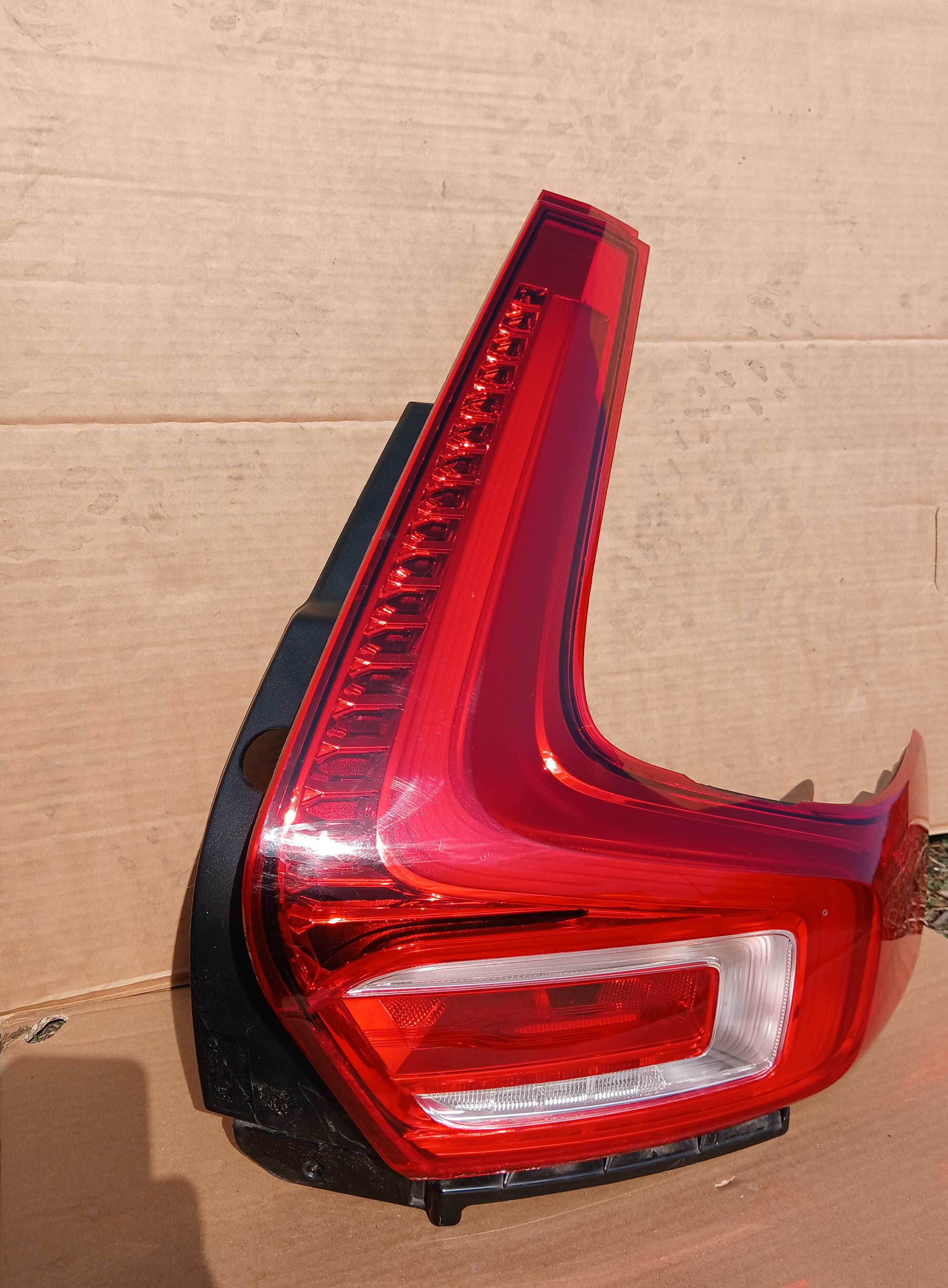 VOLVO XC40 II 17- Lampa prawa tył tylna LED