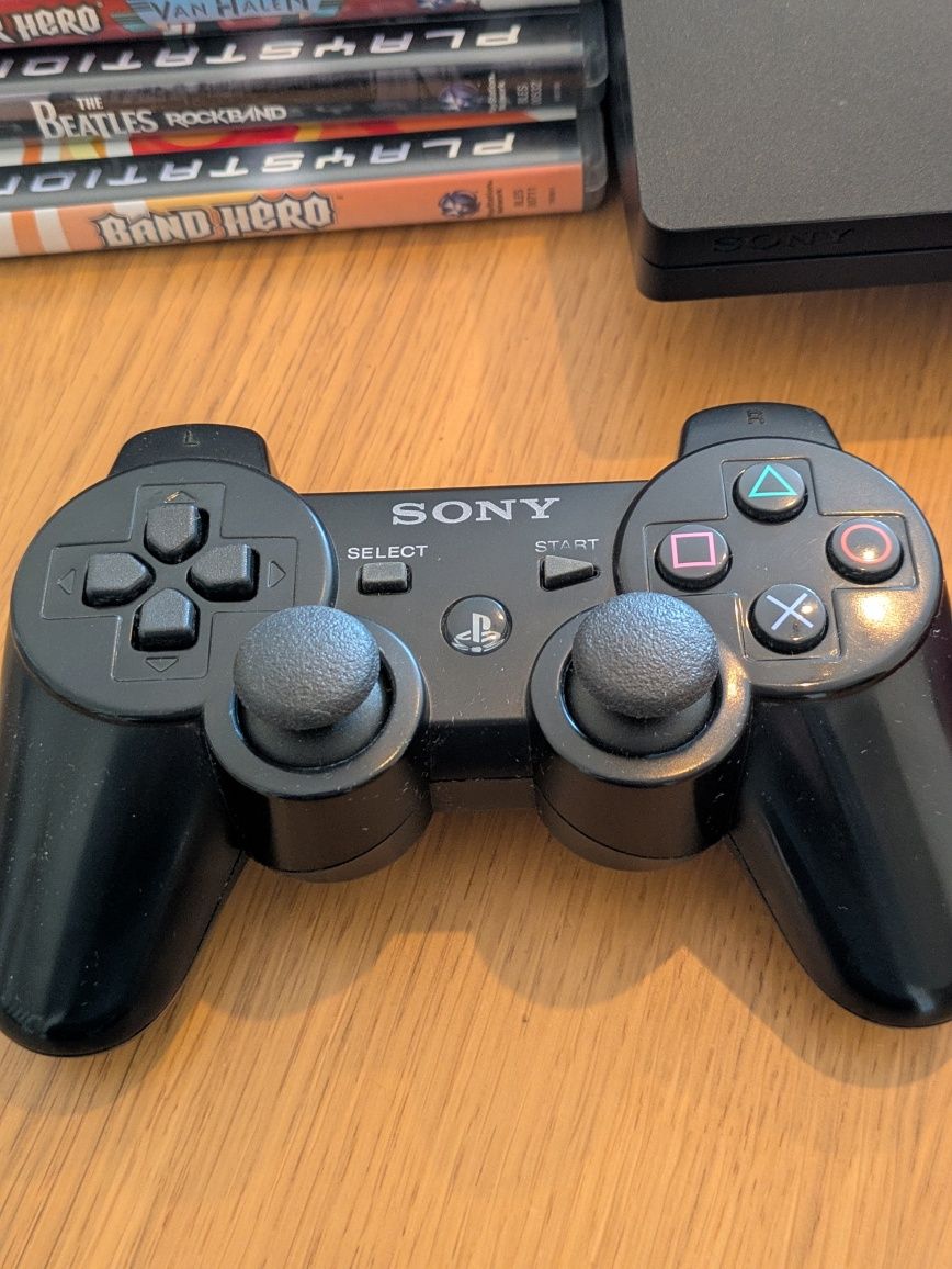 PlayStation 3 + 2 comandos + 9 jogos