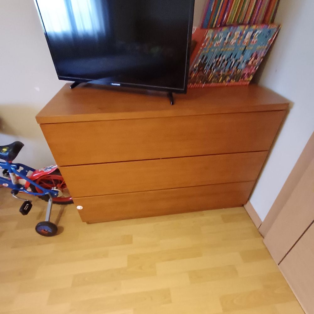 Cama com mesa de cabeceiras