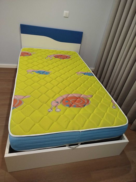 Cama de solteiro em bom estado de conservação