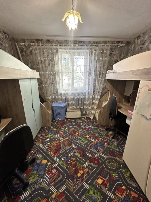 Половина цегляного будинку, з власною ділянкою