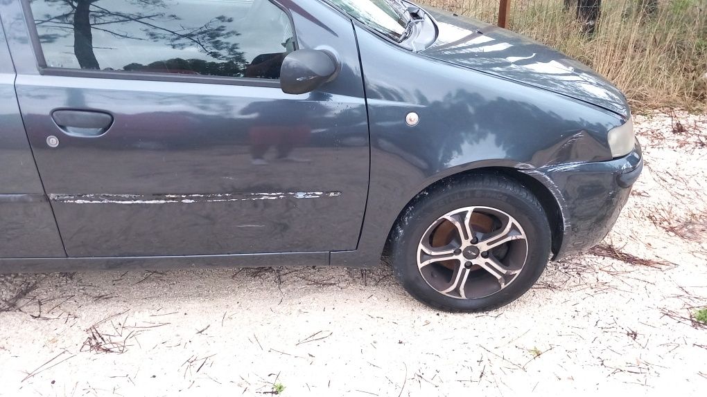 Fiat punto 2001 com inspeção até 05/26