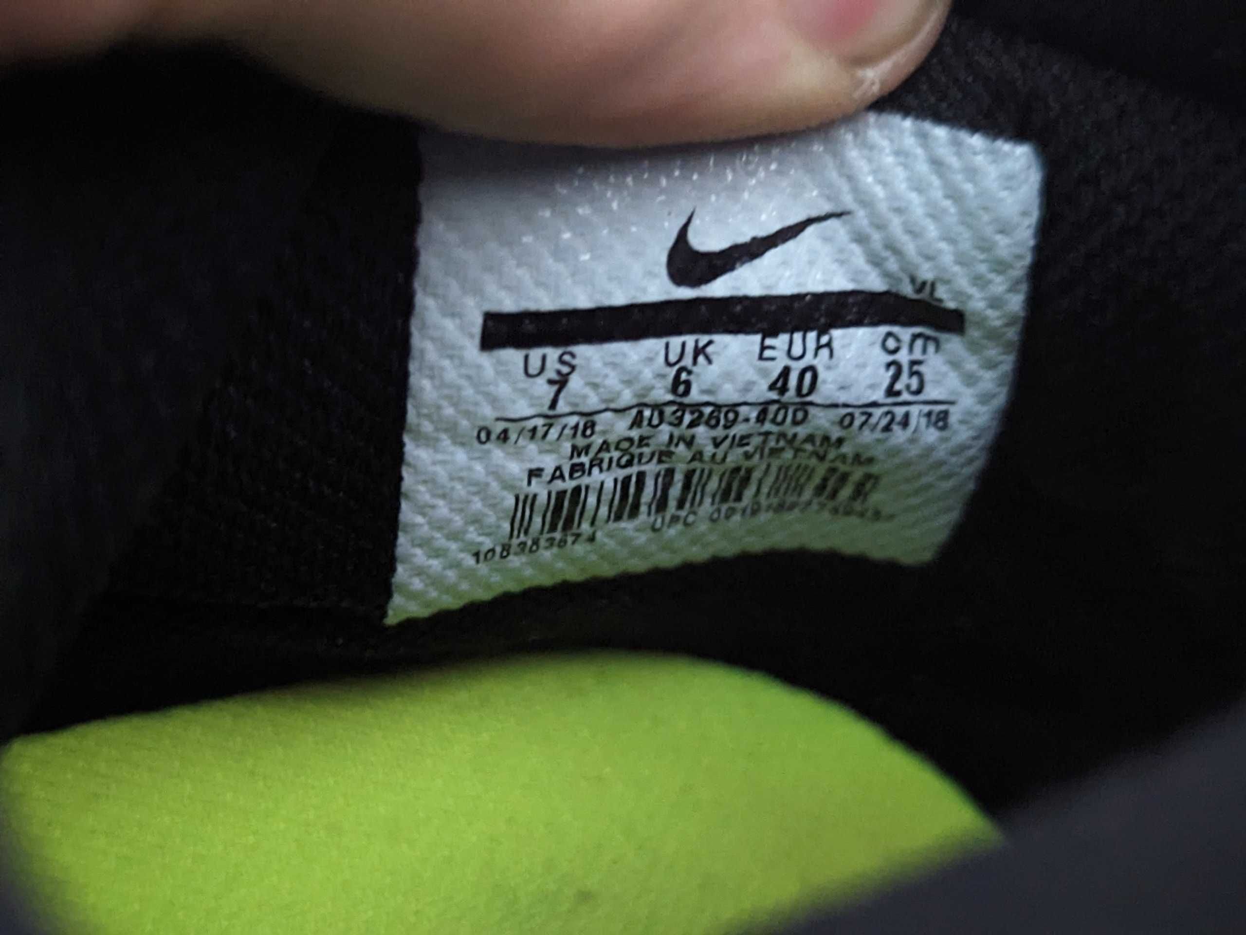 Nike Phantom - футбольні сороконіжки футзалки бутси