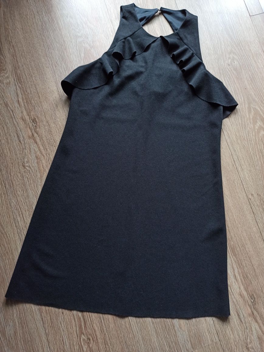 Czarna trapezowa krótka sukienka idealna na imprezę panieński