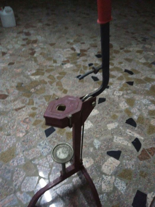 Maquina de arrolhar garrafas