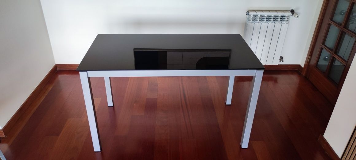 Mesa de jantar com cadeiras