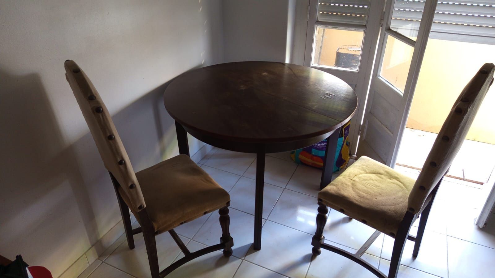 Mesa madeira extensível com 2 cadeiras