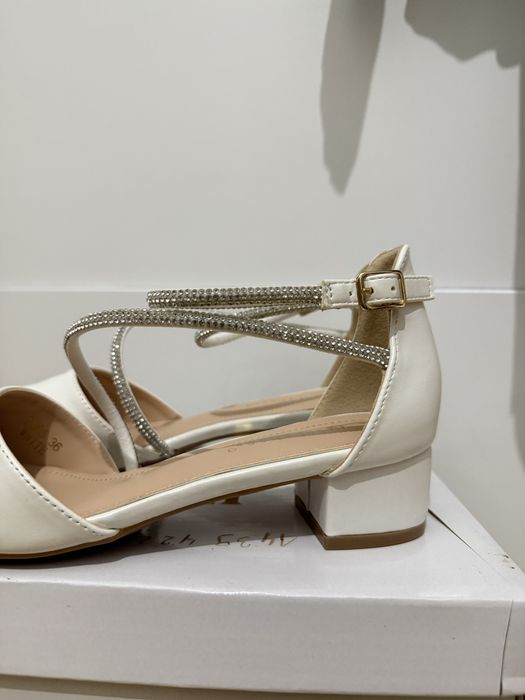 Białe buty ślubne na niskim obcasie Ideal Shoes 36