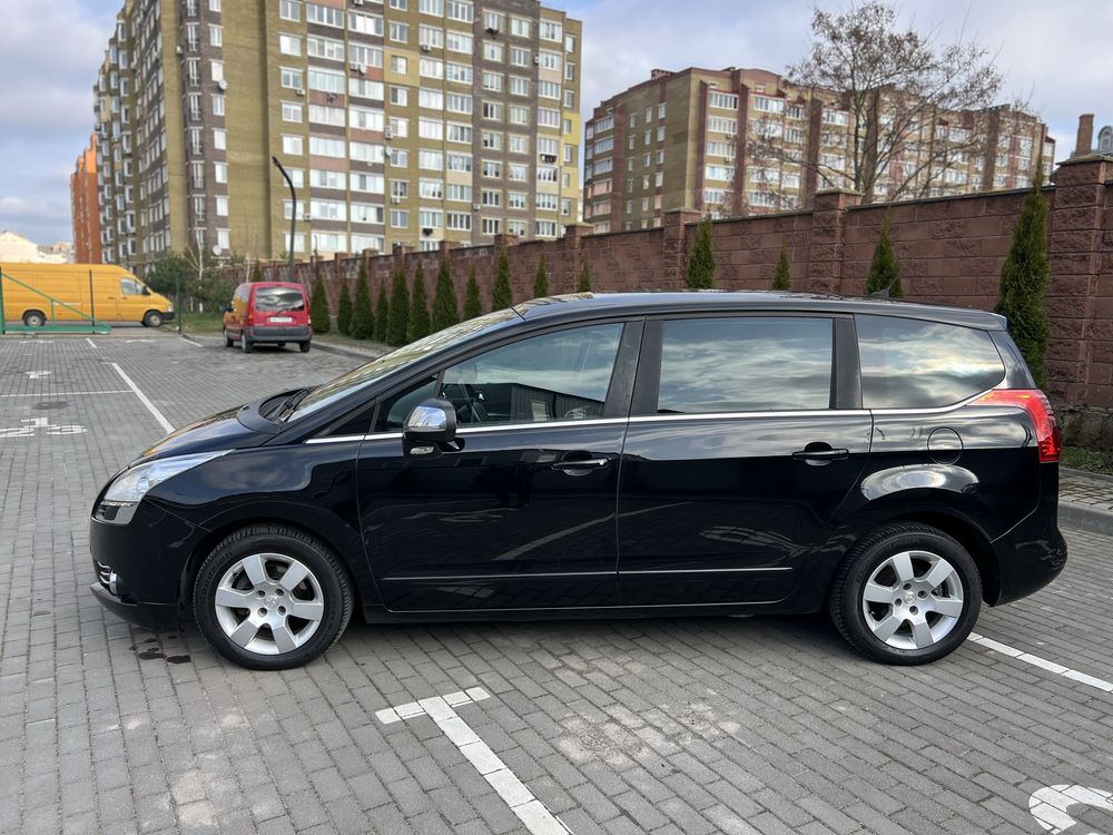 Peugeot 5008  7місць/панорама