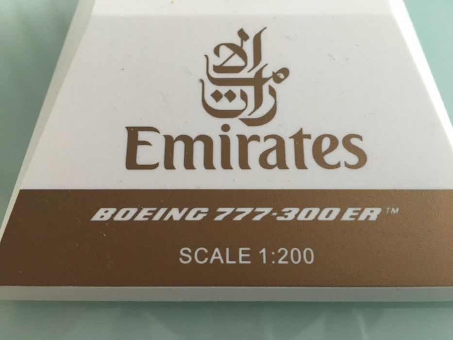 Avião Emirates 777-300ER 1/200 original