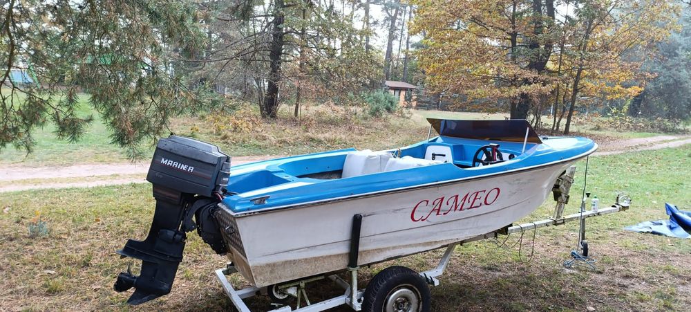 Łódź motorowa z silnikiem