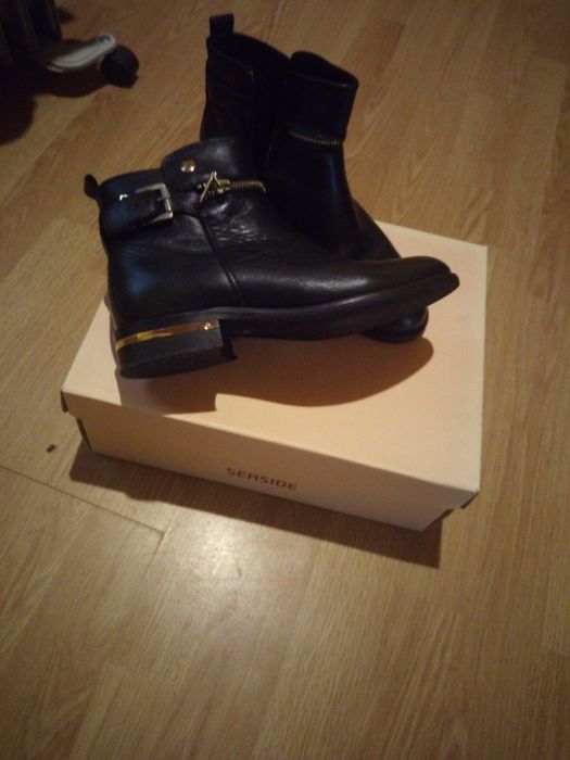 Botas em pele pretas com dourado no salto