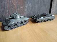 Model czołgu Sherman na makietę makieta oraz czołg Ariete