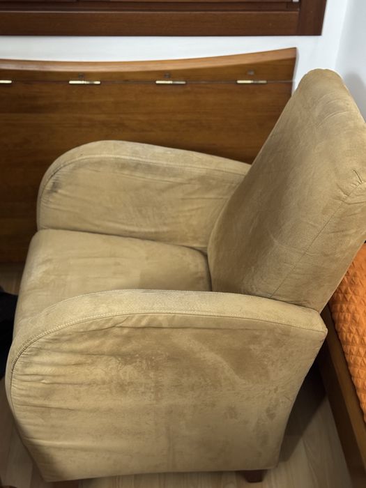 Cadeirão em tecido nobuck — confortável e elegante