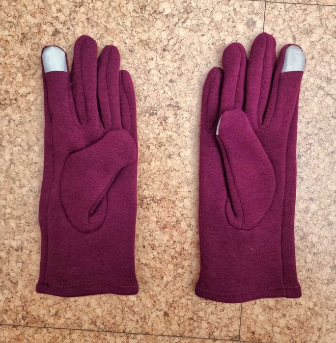 Luvas bordeaux com pelinho por dentro e pompons em cima - nunca usadas