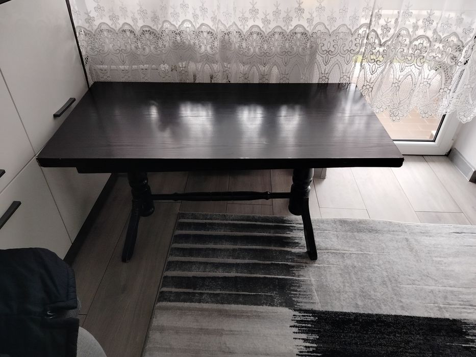 Czarna ława i 2 pufy bordowe