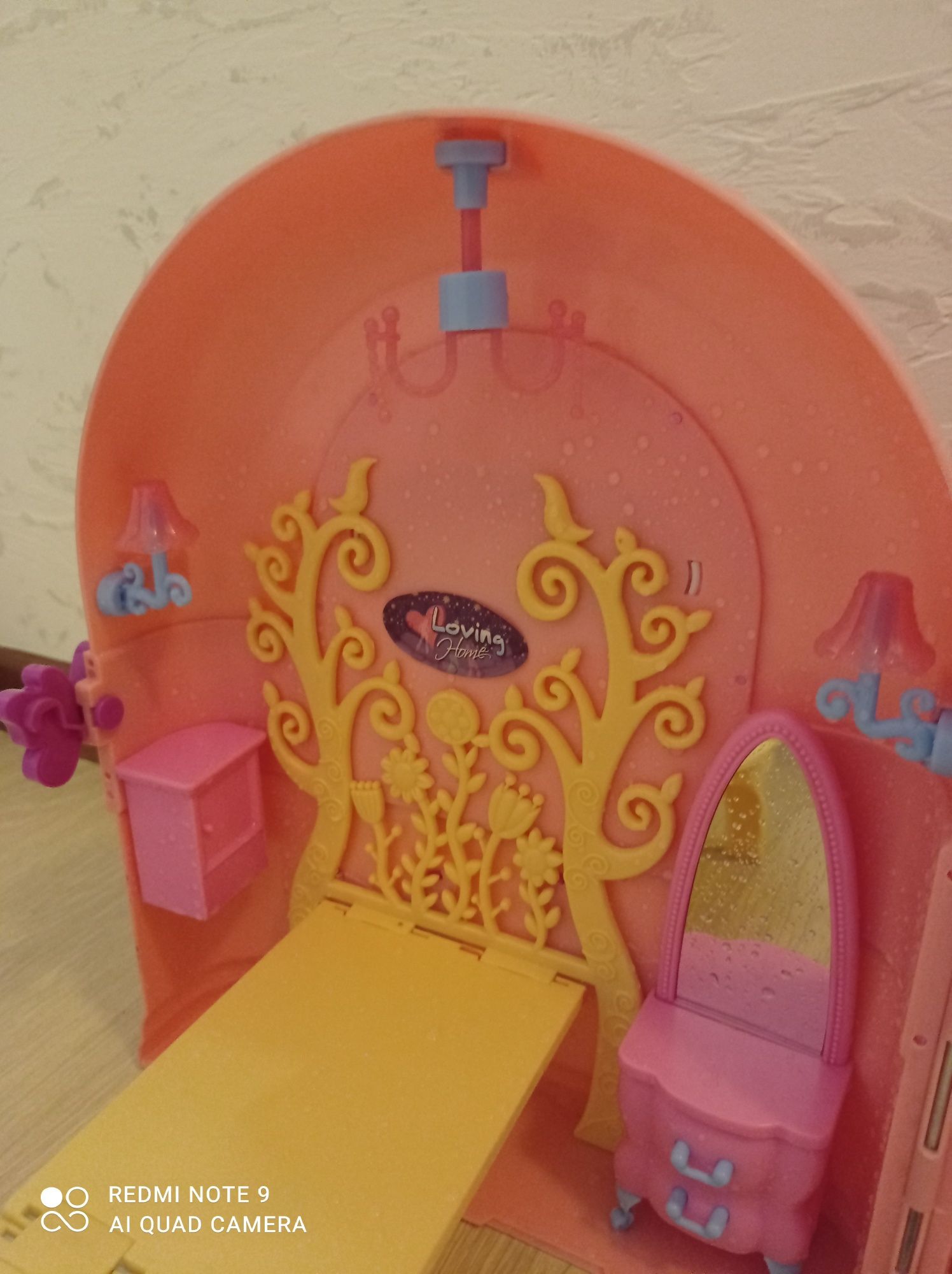 Domek dla Barbie w walizce dla lalek