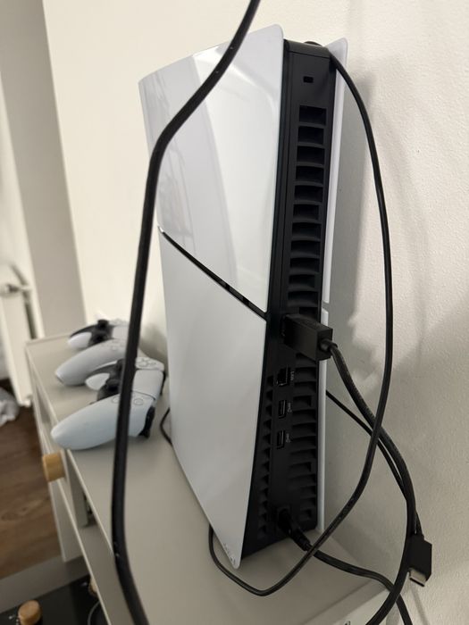 Плейстейшн 5 ідеальний стан, вмикали 2-3 рази