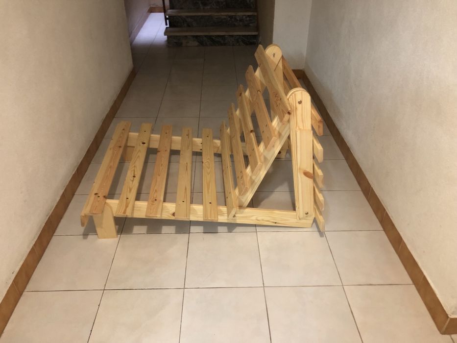 Estrutura em madeira com futon